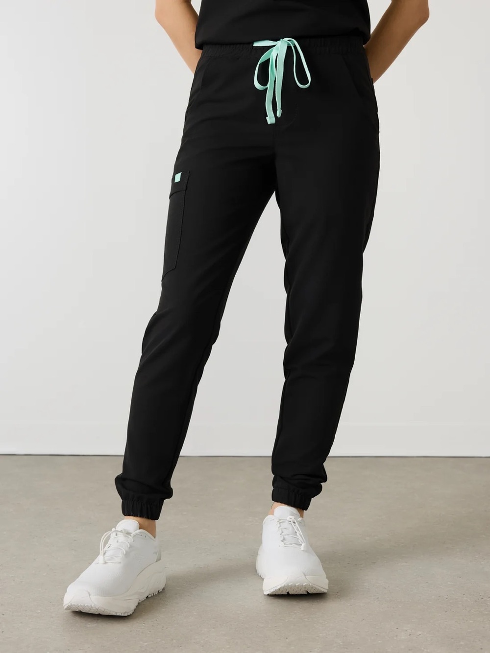 GARDE-MALADE Jogger Scrub Pants in Black